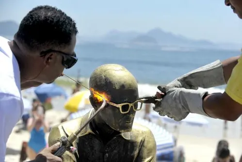 
				
					Estátua de Drummond na praia de Copacabana ganha novos óculos
				
				