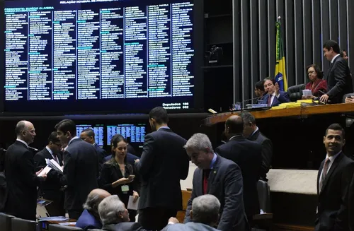 
				
					Orçamento 2018 é aprovado no Congresso com R$ 1,7 bi para partidos
				
				