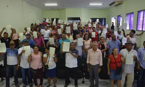 
                                        
                                            Agricultores da Paraíba recebem documentos que dão posse de terra
                                        
                                        