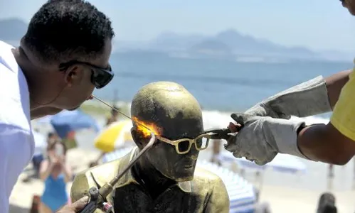 
                                        
                                            Estátua de Drummond na praia de Copacabana ganha novos óculos
                                        
                                        