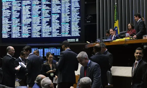 
                                        
                                            Orçamento 2018 é aprovado no Congresso com R$ 1,7 bi para partidos
                                        
                                        