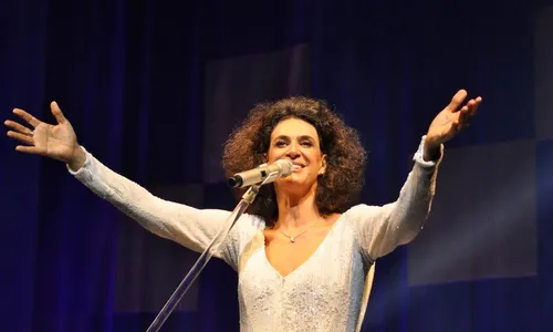 
                                        
                                            Simone se apresenta em show natalino no Busto de Tamandaré
                                        
                                        