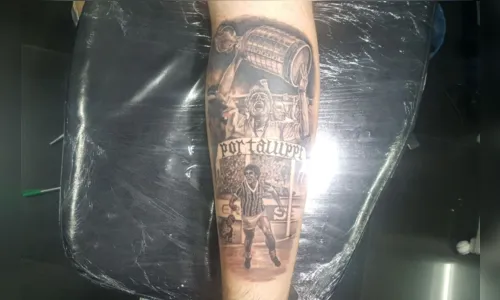 
				
					Gremista paga promessa e faz tatuagens de Renato Gaúcho
				
				