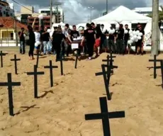Policiais civis fincam cruzes e fazem enterro em protesto na orla de JP