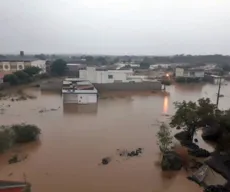 Chuvas estouram açude, inundam casas e deixam bairro debaixo de água em Itaporanga