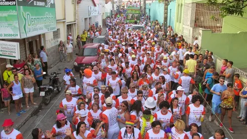 
				
					Foliões do Ferro e Fuzarca do Gordo agitam pré-carnaval em Campina Grande
				
				