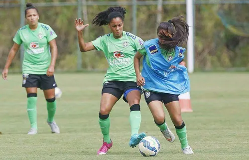 
				
					Jogadora da seleção sub-20 em 2016 larga futebol e vira caixa
				
				