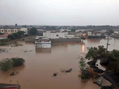 
				
					Chuvas estouram açude, inundam casas e deixam bairro debaixo de água em Itaporanga
				
				