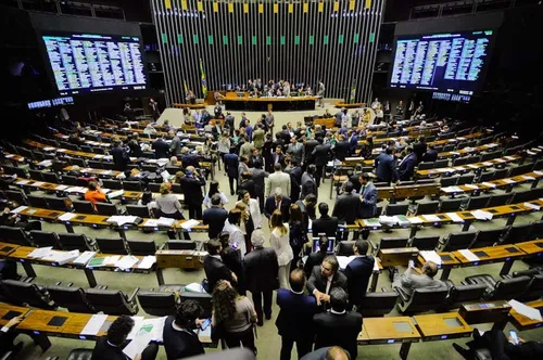 
				
					Chega ao Senado decreto de intervenção no Rio de Janeiro
				
				