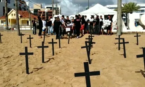 
				
					Policiais civis fincam cruzes e fazem enterro em protesto na orla de JP
				
				