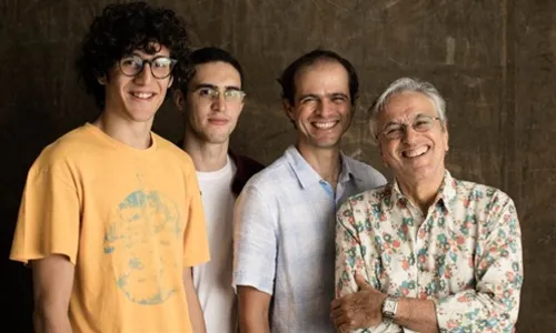 
                                        
                                            Caetano Veloso e filhos ao vivo: tudo é amor e talento
                                        
                                        