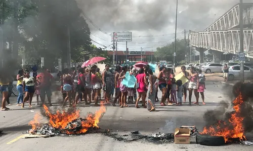 
                                        
                                            Manifestantes protestam em frente ao CAM de JP para cobrar moradia
                                        
                                        