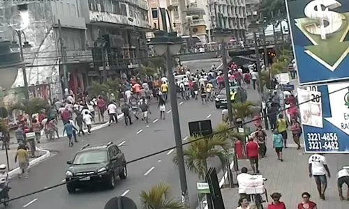 
                                        
                                            Protesto de ambulantes interdita vias do Centro de João Pessoa
                                        
                                        