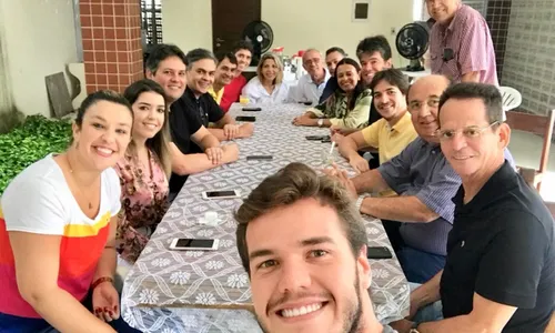 
                                        
                                            Tucanos postam foto descontraída de reunião que tende a ser tensa
                                        
                                        