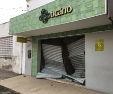 'Gangue da marcha ré' arromba loja de cosméticos com dois carros roubados