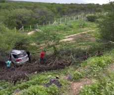 Acidentes deixam um morto e dois presos às ferragens no interior