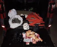 Carro com 33 explosivos, dinheiro e máscaras é encontrado em Campina Grande