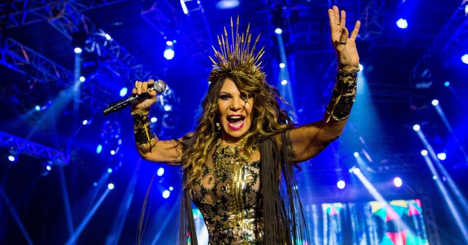 Elba Ramalho se apresenta no São João de CG neste domingo