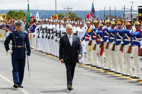 
				
					Temer revela que pensou em intervenção total no Rio de Janeiro
				
				