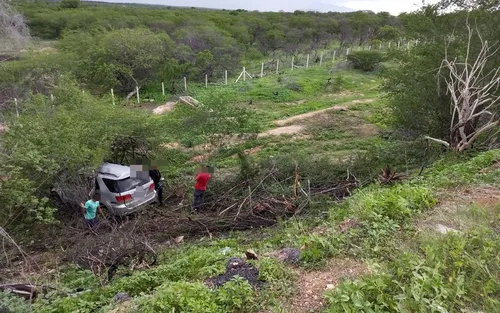 
				
					Acidentes deixam um morto e dois presos às ferragens no interior
				
				