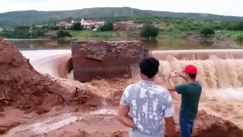 
				
					Barragem de açude rompe após chuvas no Sertão da Paraíba
				
				