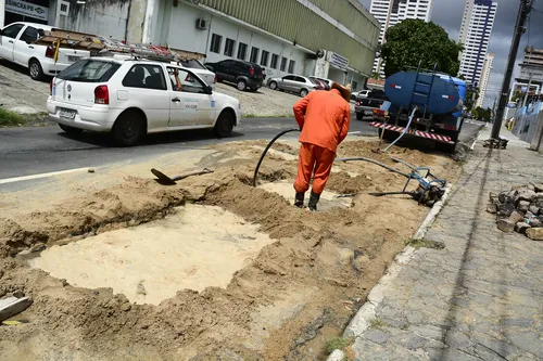 
				
					Cagepa é multada em R$ 10 mil por abrir buraco em rua de João Pessoa
				
				