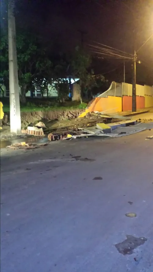 
				
					Grande quantidade de chuva em Campina Grande derruba muro de escola e alaga ruas
				
				