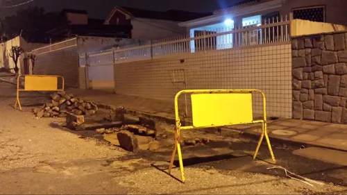 
				
					Grande quantidade de chuva em Campina Grande derruba muro de escola e alaga ruas
				
				