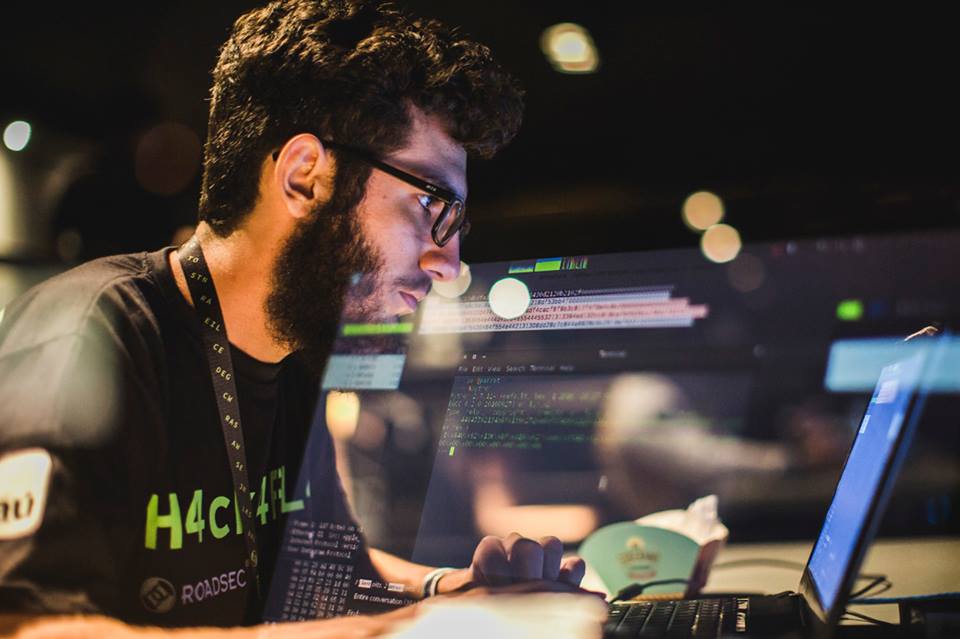 
				
					Especialista desmistifica o significado atual de hacker
				
				