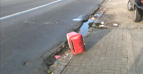 
				
					Ônibus e lixeiras são depredados por foliões do bloco Virgens de Tambaú
				
				