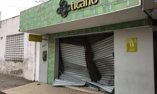 
                                        
                                            'Gangue da marcha ré' arromba loja de cosméticos com dois carros roubados
                                        
                                        