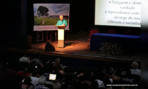 
				
					Encontro da Nova Consciência começa com palestra sobre globalização
				
				