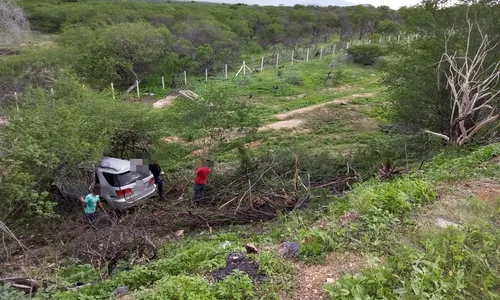 
                                        
                                            Acidentes deixam um morto e dois presos às ferragens no interior
                                        
                                        