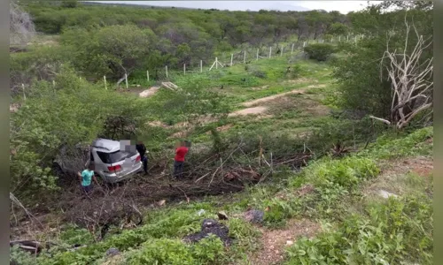 
				
					Acidentes deixam um morto e dois presos às ferragens no interior
				
				