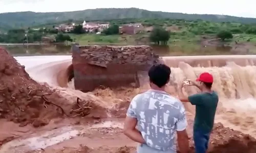 
                                        
                                            Barragem de açude rompe após chuvas no Sertão da Paraíba
                                        
                                        