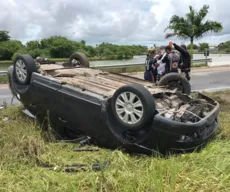 Motorista perde controle de veículo e capota na BR-230 em João Pessoa