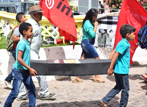 
				
					Professores e estudantes protestam contra fechamento de escolas em Areia
				
				