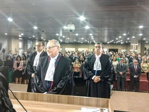 
				
					Romero Marcelo pede que 'democracia seja restaurada' em posse na presidência do TRE
				
				