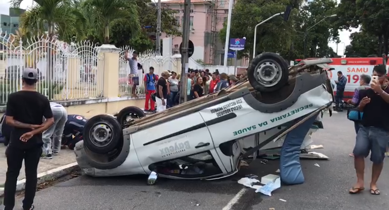 
				
					Acidente entre carro e ambulância deixa grávida morta e quatro feridos
				
				