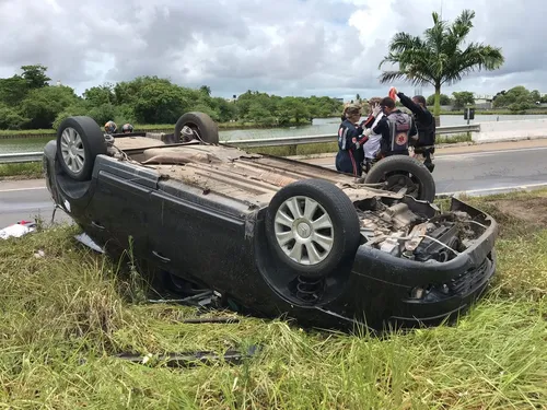 
				
					Motorista perde controle de veículo e capota na BR-230 em João Pessoa
				
				