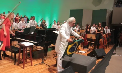 
                                        
                                            Vandré reencontra 'Caminhando' em noite bela e melancólica
                                        
                                        