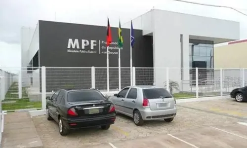 
				
					Justiça manda bloquear bens de prefeito, secretária de saúde e empresa investigada em compras da Covid-19
				
				