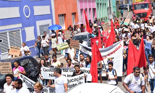 
                                        
                                            Professores e estudantes protestam contra fechamento de escolas em Areia
                                        
                                        