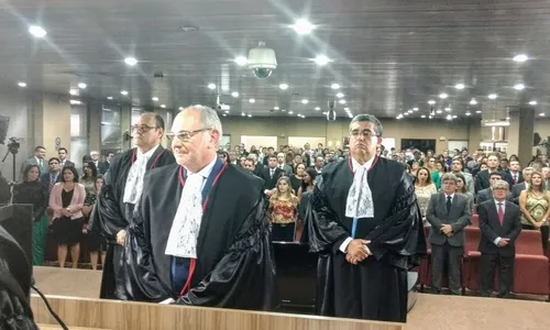 
                                        
                                            Romero Marcelo pede que 'democracia seja restaurada' em posse na presidência do TRE
                                        
                                        