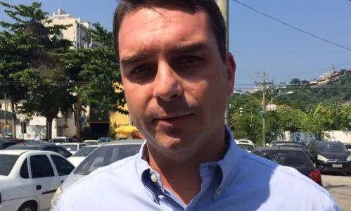 
                                        
                                            Filho diz que Jair Bolsonaro vai virar série da Netflix e recebe resposta irônica
                                        
                                        