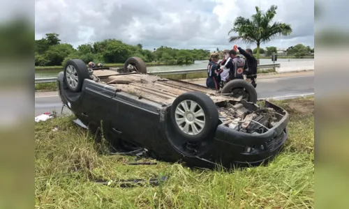 
				
					Motorista perde controle de veículo e capota na BR-230 em João Pessoa
				
				