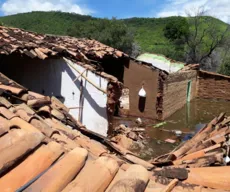 Açude transborda, derruba casas e deixa moradores ilhados