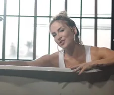 Claudia Leitte 'mergulha' no próprio sobrenome no clipe da música 'Pode Ter'