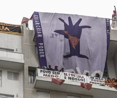 Manifestantes pró-Lula ocupam triplex do Guarujá