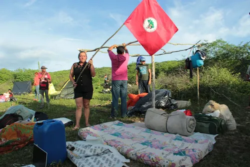 
				
					Integrantes do MST ocupam duas fazendas na Paraíba, uma delas do senador Zé Maranhão
				
				